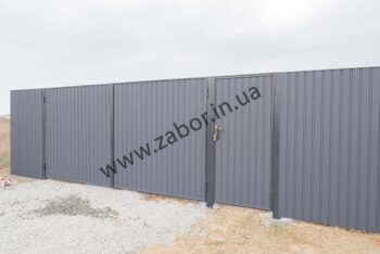 Забор из профнастила с рядом стоящей калиткой без фундамента